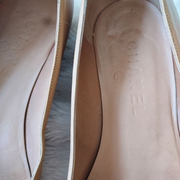 Authenticated CHANEL Tan Leather flats with black toe cap, size 37.5 / 7 - Picture 4 of 11